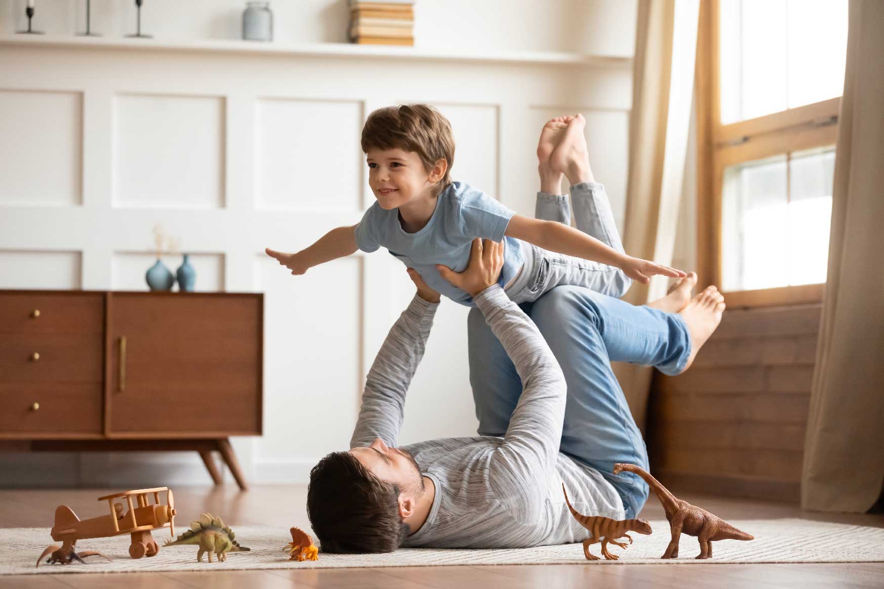 homme enfant avion heureux