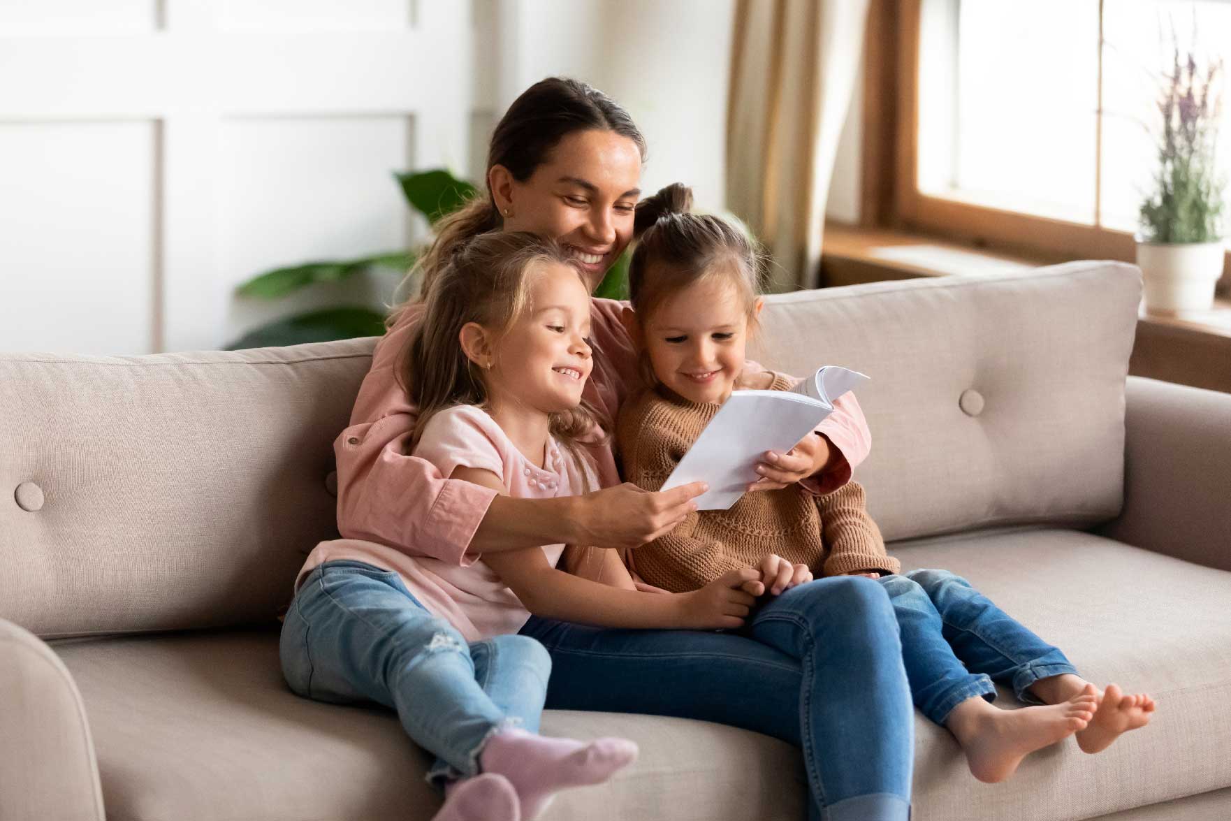 maman fille lecture sourire